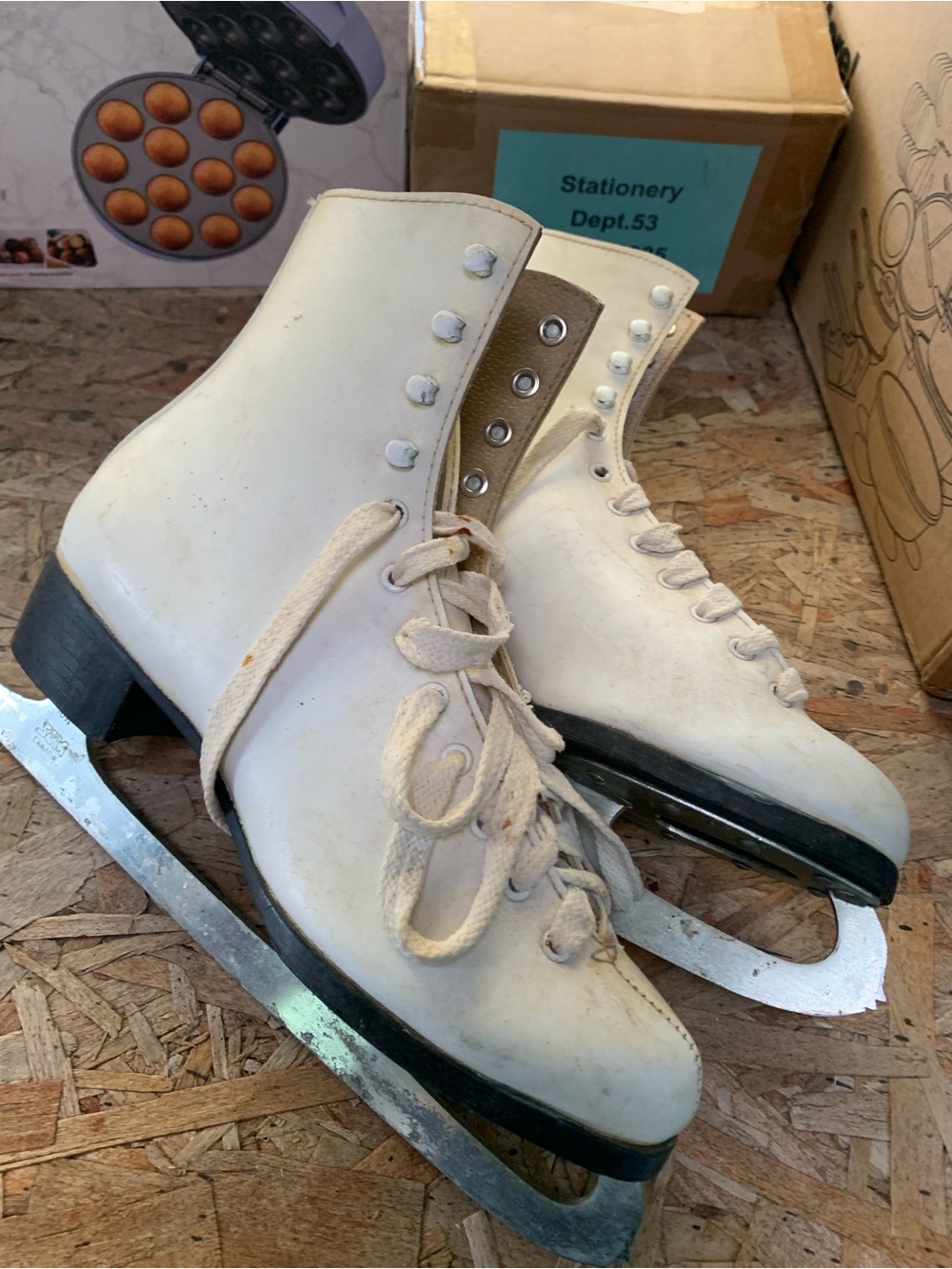 686 Women's White Figure Ice Skates with Black Sole
